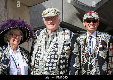 Guildhall Yard, London, UK, 16. September 2018. Der 20. Jahrestag der jährlichen Pearly Könige und Königinnen Harvest Festival sieht die pearlies in ihren traditionellen Perle Knopf Anzüge und Kleider feiern mit Morris tanzen, Maibaum tanzen, der Bürgermeister von London und Marching Bands an der Guildhall Hof, bevor durch die Stadt London paradieren zu St. Mary Le Bow Kirche für einen Service der Danksagung. Credit: Imageplotter Nachrichten und Sport/Alamy leben Nachrichten Stockfoto