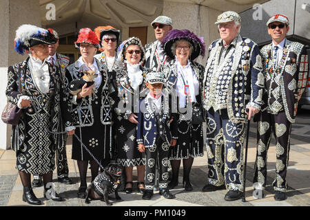 Guildhall Yard, London, UK, 16. September 2018. Der 20. Jahrestag der jährlichen Pearly Könige und Königinnen Harvest Festival sieht die pearlies in ihren traditionellen Perle Knopf Anzüge und Kleider feiern mit Morris tanzen, Maibaum tanzen, der Bürgermeister von London und Marching Bands an der Guildhall Hof, bevor durch die Stadt London paradieren zu St. Mary Le Bow Kirche für einen Service der Danksagung. Credit: Imageplotter Nachrichten und Sport/Alamy leben Nachrichten Stockfoto