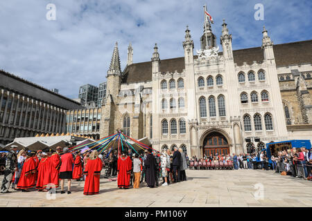 Guildhall Yard, London, UK, 16. September 2018. Der 20. Jahrestag der jährlichen Pearly Könige und Königinnen Harvest Festival sieht die pearlies in ihren traditionellen Perle Knopf Anzüge und Kleider feiern mit Morris tanzen, Maibaum tanzen, der Bürgermeister von London und Marching Bands an der Guildhall Hof, bevor durch die Stadt London paradieren zu St. Mary Le Bow Kirche für einen Service der Danksagung. Credit: Imageplotter Nachrichten und Sport/Alamy leben Nachrichten Stockfoto