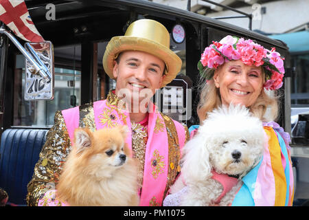 Guildhall Yard, London, UK, 16. September 2018. Miss Maibaum, Donna Maria, und Herrn Sonnenschein, David, Pose mit einem alten Londoner Taxi. Der 20. Jahrestag der jährlichen Pearly Könige und Königinnen Harvest Festival sieht die pearlies in ihren traditionellen Perle Knopf Anzüge und Kleider feiern mit Morris tanzen, Maibaum tanzen, der Bürgermeister von London und Marching Bands an der Guildhall Hof, bevor durch die Stadt London paradieren zu St. Mary Le Bow Kirche für einen Service der Danksagung. Credit: Imageplotter Nachrichten und Sport/Alamy leben Nachrichten Stockfoto