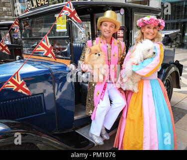 Guildhall Yard, London, UK, 16. September 2018. Miss Maibaum, Donna Maria, und Herrn Sonnenschein, David, Pose mit einem alten Londoner Taxi. Der 20. Jahrestag der jährlichen Pearly Könige und Königinnen Harvest Festival sieht die pearlies in ihren traditionellen Perle Knopf Anzüge und Kleider feiern mit Morris tanzen, Maibaum tanzen, der Bürgermeister von London und Marching Bands an der Guildhall Hof, bevor durch die Stadt London paradieren zu St. Mary Le Bow Kirche für einen Service der Danksagung. Credit: Imageplotter Nachrichten und Sport/Alamy leben Nachrichten Stockfoto