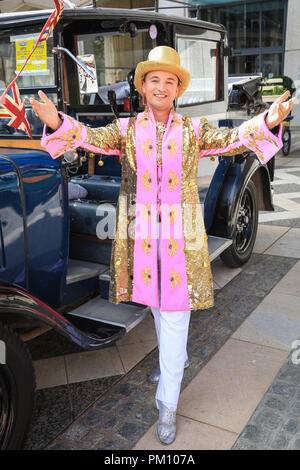 Guildhall Yard, London, UK, 16. September 2018. David, der bei der Veranstaltung als Herr Sonnenschein, vor einem alten Londoner Taxi. Der 20. Jahrestag der jährlichen Pearly Könige und Königinnen Harvest Festival sieht die pearlies in ihren traditionellen Pearl button Anzüge und Kleider feiern mit Morris tanzen, Maibaum tanzen bedeckt, der Bürgermeister von London und Marching Bands an der Guildhall Hof, bevor durch die Stadt London paradieren zu St. Mary Le Bow Kirche für einen Service der Danksagung. Credit: Imageplotter Nachrichten und Sport/Alamy leben Nachrichten Stockfoto