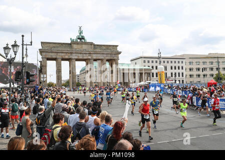 Berlin, Deutschland. 16 Sep, 2018. Läufer pass Brandenburger Tor während den Berlin Marathon 2018 in Berlin, Hauptstadt der Bundesrepublik Deutschland, an Sept. 16, 2018. Den Berlin Marathon 2018 starteten in Berlin am Sonntag. Eliud Kipchoge aus Kenia gewann den Titel der Männer mit einem neuen Weltrekord von 2:01:39. Women's Titel fiel auf Kenias Gladys Cherono mit einem Ergebnis von 2:18:11. Credit: Shan Yuqi/Xinhua/Alamy leben Nachrichten Stockfoto