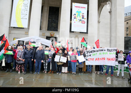 Manchester, Großbritannien. 16 Sep, 2018. Julie Gemeinde, ist ein britisches Mitglied des Europäischen Parlaments für die North West England Region für die Labour Party verbindet eine freie Rede über Palästina und Nein zu Antisemitismus Rallye in Manchester, 16. September 2018 (C) Barbara Cook/Alamy Live News Credit: Barbara Koch/Alamy leben Nachrichten Stockfoto