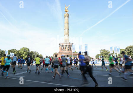 Berlin, Deutschland. 16 Sep, 2018. Läufer pass Berlin Siegessäule während der Berlin Marathon 2018 in Berlin, Hauptstadt der Bundesrepublik Deutschland, an Sept. 16, 2018. Den Berlin Marathon 2018 starteten in Berlin am Sonntag. Eliud Kipchoge aus Kenia gewann den Titel der Männer mit einem neuen Weltrekord von 2:01:39. Women's Titel fiel auf Kenias Gladys Cherono mit einem Ergebnis von 2:18:11. Credit: Shan Yuqi/Xinhua/Alamy leben Nachrichten Stockfoto