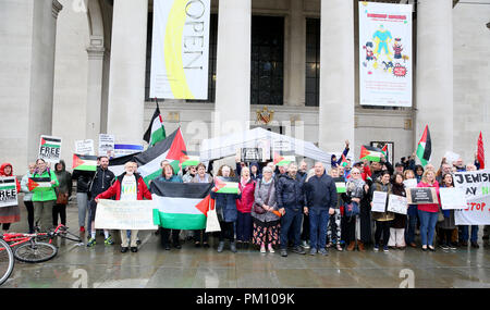 Manchester, Großbritannien. 16 Sep, 2018. Julie Gemeinde, ist ein britisches Mitglied des Europäischen Parlaments für die North West England Region für die Labour Party verbindet eine freie Rede über Palästina und Nein zu Antisemitismus Rallye in Manchester, 16. September 2018 (C) Barbara Cook/Alamy Live News Credit: Barbara Koch/Alamy leben Nachrichten Stockfoto