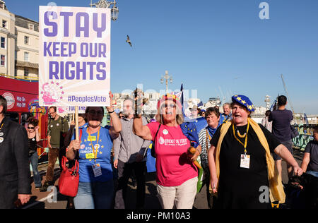 Brighton, UK. 16. September 2018. Anti Brexit Demonstranten März entlang der Küste von Brighton zu der Konferenz Zentrum, wo die Liberaldemokraten ihre jährliche Konferenz halten. Mitglieder der verschiedenen Frauen Gruppen wurden durch die Mitglieder der Labour Partei, die Grünen und Lib Dems für den Protestmarsch Credit Joined: Simon Dack/Alamy leben Nachrichten Stockfoto