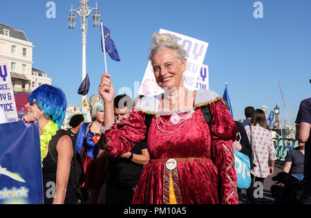 Brighton, UK. 16. September 2018. Anti Brexit Demonstranten März entlang der Küste von Brighton zu der Konferenz Zentrum, wo die Liberaldemokraten ihre jährliche Konferenz halten. Mitglieder der verschiedenen Frauen Gruppen wurden durch die Mitglieder der Labour Partei, die Grünen und Lib Dems für den Protestmarsch Credit Joined: Simon Dack/Alamy leben Nachrichten Stockfoto