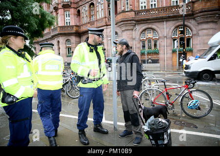 Manchester, Großbritannien. 16 Sep, 2018. Polizei mit einem Mann, schrie er Grube bei der Flagge "Auf dem Weg zu einer freien Rede auf Palästina würde und Nein zu Antisemitismus Rallye in Manchester, 16. September 2018 (C) Barbara Cook/Alamy Live News Credit: Barbara Koch/Alamy leben Nachrichten Stockfoto