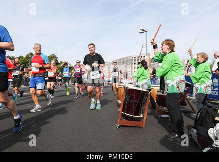 Berlin, Deutschland. 16 Sep, 2018. Freiwillige Beat Drums zu Läufer während den Berlin Marathon 2018 in Berlin, Hauptstadt der Bundesrepublik Deutschland, an Sept. 16, 2018. Den Berlin Marathon 2018 starteten in Berlin am Sonntag. Eliud Kipchoge aus Kenia gewann den Titel der Männer mit einem neuen Weltrekord von 2:01:39. Women's Titel fiel auf Kenias Gladys Cherono mit einem Ergebnis von 2:18:11. Credit: Shan Yuqi/Xinhua/Alamy leben Nachrichten Stockfoto