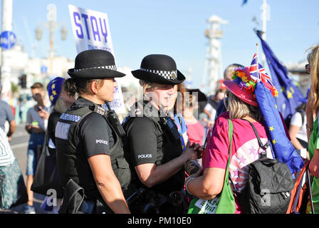 Brighton, UK. 16. September 2018. Anti Brexit Demonstranten März entlang der Küste von Brighton zu der Konferenz Zentrum, wo die Liberaldemokraten ihre jährliche Konferenz halten. Mitglieder der verschiedenen Frauen Gruppen wurden durch die Mitglieder der Labour Partei, die Grünen und Lib Dems für den Protestmarsch Credit Joined: Simon Dack/Alamy leben Nachrichten Stockfoto