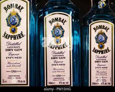 Kiew, Ukraine. 14 Sep, 2018. Reihen von Bombay Sapphire Gin auf Lager Regal gesehen. Der Name stammt von Gin's Popularität in Indien während des britischen Raj. Quelle: Igor Golovniov/SOPA Images/ZUMA Draht/Alamy leben Nachrichten Stockfoto