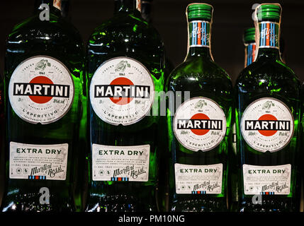 Kiew, Ukraine. 14 Sep, 2018. Martini Flaschen auf Lager Regal gesehen. Gin ist Alkohol die vorherrschenden Geschmack von Wacholderbeeren ableitet. Quelle: Igor Golovniov/SOPA Images/ZUMA Draht/Alamy leben Nachrichten Stockfoto