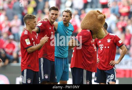 München München, Deutschland. 15 Sep, 2018. firo: 15.09.2018 Fußball, Fußball: 1. Bundesliga, Saison 2018/2019 FC Bayern München München - B04 Bayer04 Leverkusen letzte Jubel, Jubel, Claps, winkt, FCB-Torwart, Torwart, Torwart, Manuel Neuer, FCB Joshua Kimmich, FCB Niklas Sule, Suele, | Nutzung der weltweiten Kredit: dpa/Alamy leben Nachrichten Stockfoto