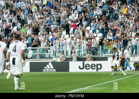 Turin, Italien. 16 Sep, 2018. Cristiano Ronaldo (Juventus Turin), Prairie Benatia (Juventus FC), während die Serie ein Fußballspiel zwischen FC Juventus und US Sassuolo bei Allianz Stadion am 16. September 2018 in Turin, Italien. Credit: Antonio Polia/Alamy leben Nachrichten Stockfoto