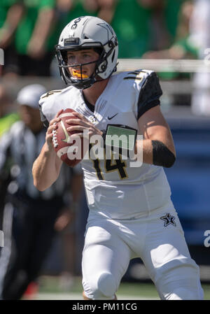 September 15, 2018: Vanderbilt Quarterback Kyle Shurmur (14) den Ball während der NCAA Football Spiel Action zwischen der Vanderbilt Commodores und die Notre Dame Fighting Irish im Notre Dame Stadium in South Bend, Indiana. Notre Dame besiegte Vanderbilt 22-17. Johann Mersits/CSM. Stockfoto