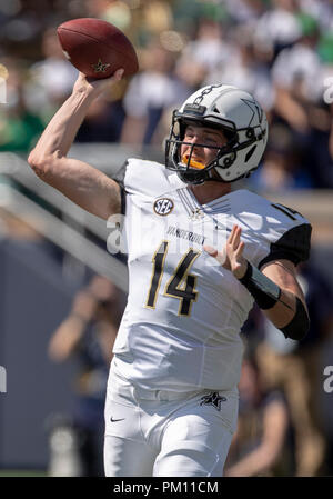 September 15, 2018: Vanderbilt Quarterback Kyle Shurmur (14) den Ball während der NCAA Football Spiel Action zwischen der Vanderbilt Commodores und die Notre Dame Fighting Irish im Notre Dame Stadium in South Bend, Indiana. Notre Dame besiegte Vanderbilt 22-17. Johann Mersits/CSM. Stockfoto