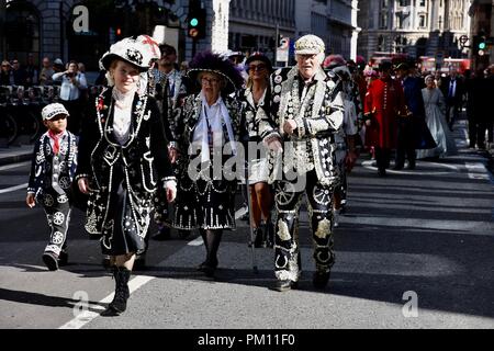 London, Großbritannien. 16 Sep, 2018. Der 20. Jahrestag der jährlichen Pearly Könige und Königinnen Harvest Festival. Die Pearlies von Guildhall Hof zu St. Mary Le Bow Kirche für ein Service von Thanksgiving vorgeführt. Stadt London.UK Credit: michael Melia/Alamy leben Nachrichten Stockfoto