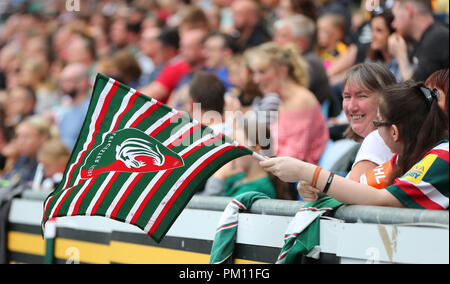 Coventry, Großbritannien. 16. September 2018. Leicester Tigers fans Welle ihre Flaggen während der gallagher Premiership Rugby Union Übereinstimmung zwischen Wespen und Leicester Tigers rfc. Phil Hutchinson/Alamy leben Nachrichten Stockfoto