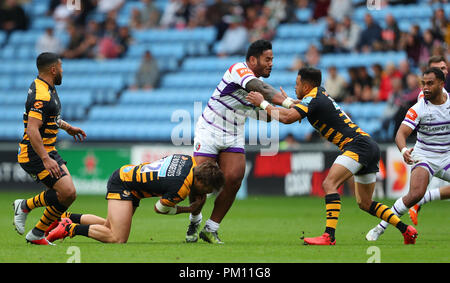 Coventry, Großbritannien. 16. September 2018. Manu Tuilagi auf die Gebühr für die Leicester Tigers während der gallagher Premiership Rugby Union Übereinstimmung zwischen Wespen und Leicester Tigers rfc. Phil Hutchinson/Alamy leben Nachrichten Stockfoto