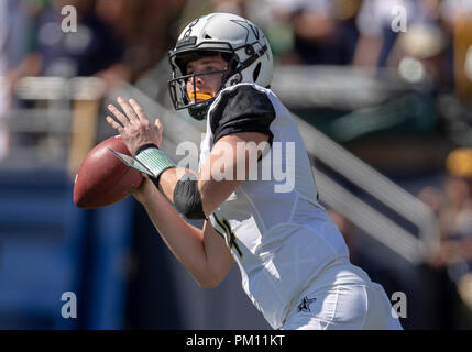 September 15, 2018: Vanderbilt Quarterback Kyle Shurmur (14) den Ball während der NCAA Football Spiel Action zwischen der Vanderbilt Commodores und die Notre Dame Fighting Irish im Notre Dame Stadium in South Bend, Indiana. Notre Dame besiegte Vanderbilt 22-17. Johann Mersits/CSM. Stockfoto