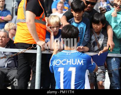 Bochum, Deutschland. 16 Sep, 2018. firo: 16.09.2018, Fußball, 2.Bundesliga, Saison 2018/2019 VfL Bochum - FC Ingolstadt, Lee Chung-yong, VfL Bochum, gibt Autogramme, | Verwendung der weltweiten Kredit: dpa/Alamy leben Nachrichten Stockfoto