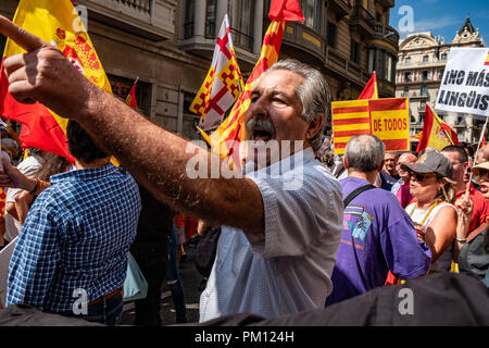 Barcelona, Katalonien, Spanien. 16 Sep, 2018. Ein Demonstrant gegen die vermeintliche Dominanz des Katalanischen auf Spanisch gesehen wird, protestieren während der Demonstration. Mehr als 1.500 Menschen durch Stellen, die für die spanische Sprache namens durch Barcelona marschierten haben gegen die Einführung der katalanischen Sprache auf Spanisch zu protestieren. Am Ende der Demonstration, die Gruppen der spanischen Nationalisten und Katalanische souveränistinnen unter der Aufsicht der katalanischen Polizei konfrontiert worden. Credit: Paco Freire/SOPA Images/ZUMA Draht/Alamy leben Nachrichten Stockfoto