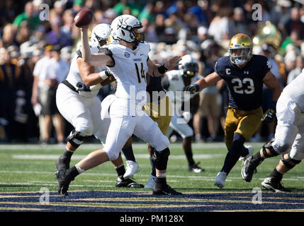 South Bend, Indiana, USA. 15 Sep, 2018. Vanderbilt Quarterback Kyle Shurmur (14) den Ball während der NCAA Football Spiel Action zwischen der Vanderbilt Commodores und die Notre Dame Fighting Irish im Notre Dame Stadium in South Bend, Indiana. Notre Dame besiegte Vanderbilt 22-17. Johann Mersits/CSM/Alamy leben Nachrichten Stockfoto