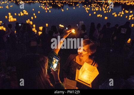 Los Angeles, USA. 15 Sep, 2018. Leute sorgen Wasser Lantern Festival in Los Angeles, USA, Sept. 15, 2018. Credit: Qian Weizhong/Xinhua/Alamy leben Nachrichten Stockfoto