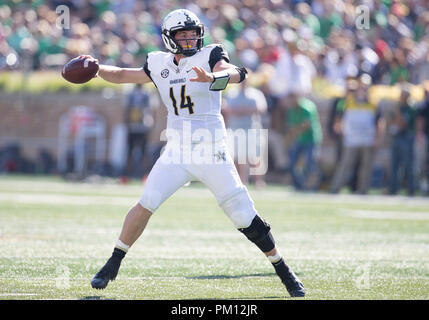South Bend, Indiana, USA. 15 Sep, 2018. Vanderbilt Quarterback Kyle Shurmur (14) den Ball während der NCAA Football Spiel Action zwischen der Vanderbilt Commodores und die Notre Dame Fighting Irish im Notre Dame Stadium in South Bend, Indiana. Notre Dame besiegte Vanderbilt 22-17. Johann Mersits/CSM/Alamy leben Nachrichten Stockfoto