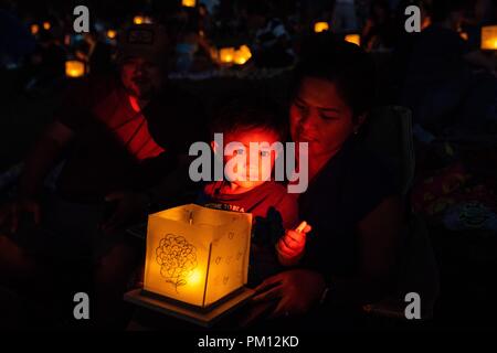 Los Angeles, USA. 15 Sep, 2018. Ein Kind nimmt Wasser Lantern Festival in Los Angeles, USA, Sept. 15, 2018. Credit: Qian Weizhong/Xinhua/Alamy leben Nachrichten Stockfoto