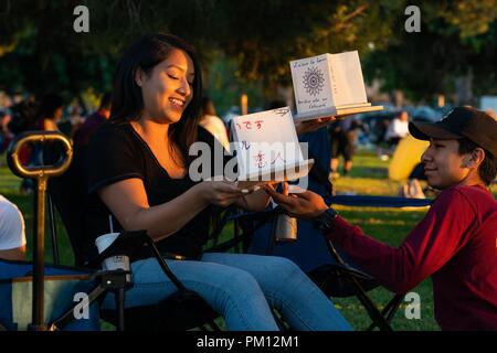 Los Angeles, USA. 15 Sep, 2018. Die Leute machen Wasser Laternen am Wasser Lantern Festival in Los Angeles, USA, Sept. 15, 2018. Credit: Qian Weizhong/Xinhua/Alamy leben Nachrichten Stockfoto