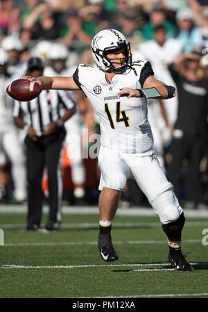 South Bend, Indiana, USA. 15 Sep, 2018. Vanderbilt Quarterback Kyle Shurmur (14) den Ball während der NCAA Football Spiel Action zwischen der Vanderbilt Commodores und die Notre Dame Fighting Irish im Notre Dame Stadium in South Bend, Indiana. Notre Dame besiegte Vanderbilt 22-17. Johann Mersits/CSM/Alamy leben Nachrichten Stockfoto