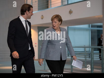 Berlin, Deutschland. 16 Sep, 2018. Berlin, Deutschland. 16. September 2018. Die deutsche Bundeskanzlerin Angela Merkel (R) und der österreichische Kanzler Sebastian Kurz anreisen, auf einer gemeinsamen Pressekonferenz nach dem Treffen im Bundeskanzleramt in Berlin, Deutschland, 16. September 2018. Credit: Soeren Stache/dpa/Alamy Leben Nachrichten Quelle: dpa Picture alliance/Alamy leben Nachrichten Stockfoto