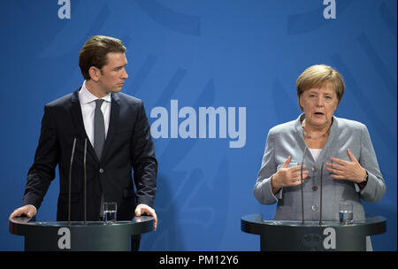Berlin, Deutschland. 16 Sep, 2018. Berlin, Deutschland. 16. September 2018. Die deutsche Bundeskanzlerin Angela Merkel (R) und der österreichische Kanzler Sebastian Kurz halten einer gemeinsamen Pressekonferenz nach dem Treffen im Bundeskanzleramt in Berlin, Deutschland, 16. September 2018. Credit: Soeren Stache/dpa/Alamy Leben Nachrichten Quelle: dpa Picture alliance/Alamy leben Nachrichten Stockfoto