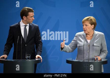 Berlin, Deutschland. 16 Sep, 2018. Berlin, Deutschland. 16. September 2018. Die deutsche Bundeskanzlerin Angela Merkel (R) und der österreichische Kanzler Sebastian Kurz halten einer gemeinsamen Pressekonferenz nach dem Treffen im Bundeskanzleramt in Berlin, Deutschland, 16. September 2018. Credit: Soeren Stache/dpa/Alamy Leben Nachrichten Quelle: dpa Picture alliance/Alamy leben Nachrichten Stockfoto
