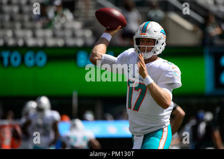 East Rutherford, NJ, USA. 16 Sep, 2018. Miami Dolphins Quarterback Ryan Tannehill (17) nach dem Aufwärmen vor dem Spiel zwischen den New York Jets und die Miami Dolphins an Met Life Stadion in East Rutherford, NJ. Obligatorische Credit: Kostas Lymperopoulos/CSM/Alamy leben Nachrichten Stockfoto