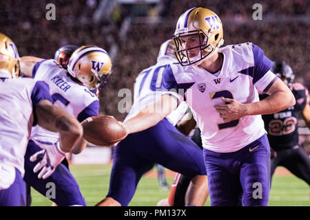 Utah, USA. 15 Sep, 2018. Washington Huskies Quarterback Jake Browning (3) während der NCAA College Football Spiel zwischen Washington und Utah am Samstag September 15, 2018 am Reis - Eccles Stadium in Salt Lake City, UT. Jakob Kupferman/CSM Credit: Cal Sport Media/Alamy leben Nachrichten Stockfoto