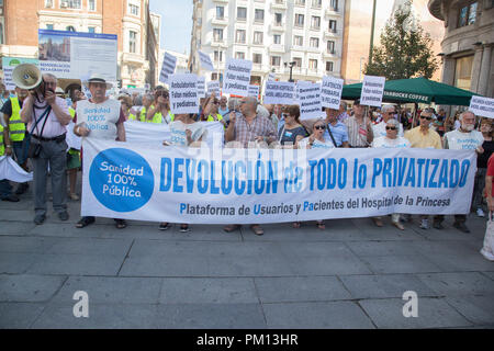 Madrid, Spanien. 16 Sep, 2018. Die Demonstranten halten ein Banner gesehen, dass sagt, wieder alles privatisiert, in Bezug auf die Empfehlungen für Kürzungen der öffentlichen Gesundheit in Richtung Private Krankenversicherung während der Demonstration. Protest auf den Straßen von Madrid in der Verteidigung der öffentlichen Gesundheit und gegen die Kürzungen in der primären Versorgung der öffentlichen Gesundheit. Credit: Lito Lizana/SOPA Images/ZUMA Draht/Alamy leben Nachrichten Stockfoto