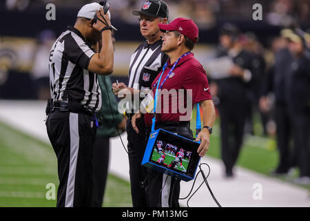 New Orleans, LA, USA. 16 Sep, 2018. Schiedsrichter ist gerade eine Aufzeichnung des Spiels gegen New Orleans Saints und Cleveland Browns im Mercedes-Benz Superdome in New Orleans, LA. Stephen Lew/CSM/Alamy leben Nachrichten Stockfoto