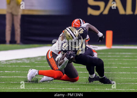 New Orleans, LA, USA. 16 Sep, 2018. New Orleans Saints zurück laufen Alvin Kamara (41) ist durch die Cleveland Browns im Mercedes-Benz Superdome in New Orleans, LA in Angriff genommen. Stephen Lew/CSM/Alamy leben Nachrichten Stockfoto