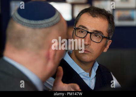 Chemnitz, Sachsen. 16 Sep, 2018. Cem Özdemir (R), Mitglied des Bundestages für Bündnis 90/Die Grünen, im Gespräch mit Uwe Dziuballa in seiner jüdischen Restaurant chalom' in Chemnitz. Nach einem antisemitischen Anschlag auf das Restaurant am Ende August, Özdemir, eine Solidarität Abendessen mit dem Gastgeber gegen Antisemitismus. Credit: Hendrik Schmidt/dpa-Zentralbild/dpa/Alamy leben Nachrichten Stockfoto