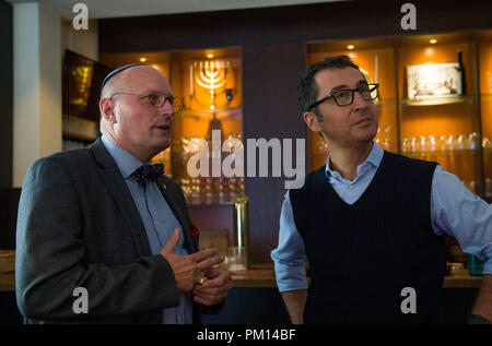 Chemnitz, Sachsen. 16 Sep, 2018. Cem Özdemir (R), Mitglied des Bundestages für Bündnis 90/Die Grünen, im Gespräch mit Uwe Dziuballa in seiner jüdischen Restaurant chalom' in Chemnitz. Nach einem antisemitischen Anschlag auf das Restaurant am Ende August, Özdemir, eine Solidarität Abendessen mit dem Gastgeber gegen Antisemitismus. Credit: Hendrik Schmidt/dpa-Zentralbild/dpa/Alamy leben Nachrichten Stockfoto