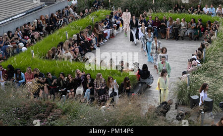 London, Großbritannien. 16 Sep, 2018. Modelle gehen Sie die Start- und Landebahn die Roland Mouret zeigen während der London Fashion Week in London, UK, Sept. 16, 2018. Credit: Han Yan/Xinhua/Alamy leben Nachrichten Stockfoto