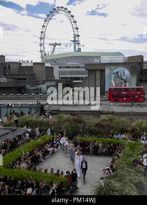 London, Großbritannien. 16 Sep, 2018. Modelle gehen Sie die Start- und Landebahn die Roland Mouret zeigen während der London Fashion Week in London, UK, Sept. 16, 2018. Credit: Han Yan/Xinhua/Alamy leben Nachrichten Stockfoto