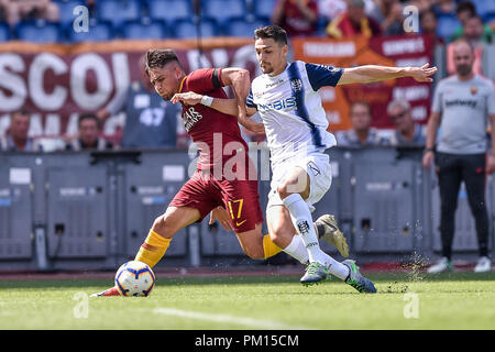 Rom, Italien. 16 Sep, 2018. Cengiz unter der AS Roma ist von Federico Barba von Chievo Verona während der Serie ein Match zwischen Roma und Chievo Verona im Stadio Olimpico, Rom, Italien Am 16. September 2018 in Frage gestellt. Foto von Giuseppe Maffia. 16 Sep, 2018. Quelle: AFP 7/ZUMA Draht/Alamy leben Nachrichten Stockfoto