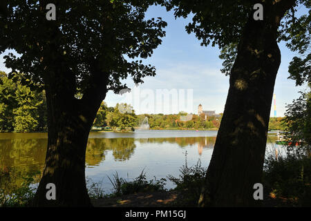 Chemnitz, Sachsen. 16 Sep, 2018. Blick auf das Schloss Teich mit schlossteich Insel (L) in der Innenstadt von Chemnitz. 15 Mitglieder einer selbsternannten 'Bürger Miliz' wurden vorübergehend nach der Demonstration am 14. September festgenommen. Sind sie bedroht zu haben und sieben Menschen verschiedener Nationalitäten auf dem Schlossteich Insel beleidigt. Credit: Hendrik Schmidt/dpa-Zentralbild/dpa/Alamy leben Nachrichten Stockfoto