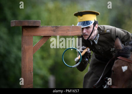 Warschau, Polen. 16 Sep, 2018. Eine polnische Kavallerie Soldat beteiligt sich an einer Veranstaltung zur Feier der 100. Jahrestag der Unabhängigkeit Polens in Warschau, Polen, Sept. 16, 2018. In dieses Jahr fällt der 100. Jahrestag der Unabhängigkeit Polens und Aktivitäten werden das ganze Jahr über organisiert der Centennial zu feiern. Credit: Jaap Arriens/Xinhua/Alamy leben Nachrichten Stockfoto