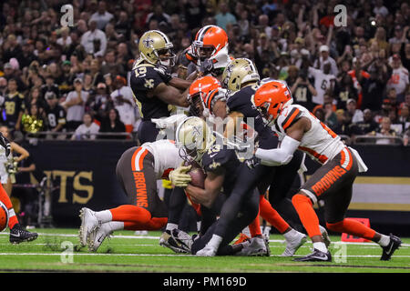 New Orleans, LA, USA. 16 Sep, 2018. New Orleans Saints wide receiver Michael Thomas (13) wird von Cleveland Browns im Mercedes-Benz Superdome in New Orleans, LA in Angriff genommen. New Orleans Saints Gewinnen 21-18. Stephen Lew/CSM/Alamy leben Nachrichten Stockfoto