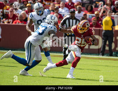 Washington Redskins zurück läuft, Chris Thompson (25) versucht, eine Verbindung zu einem Angriff von Indianapolis Colts linebacker Darius Leonard (53) spät im vierten Quartal das Spiel bei FedEx Field in Landover, Maryland am Sonntag, den 16. September 2018 entziehen. Die Colts gewannen das Spiel 21 - 9. Credit: Ron Sachs/CNP | Verwendung weltweit Stockfoto